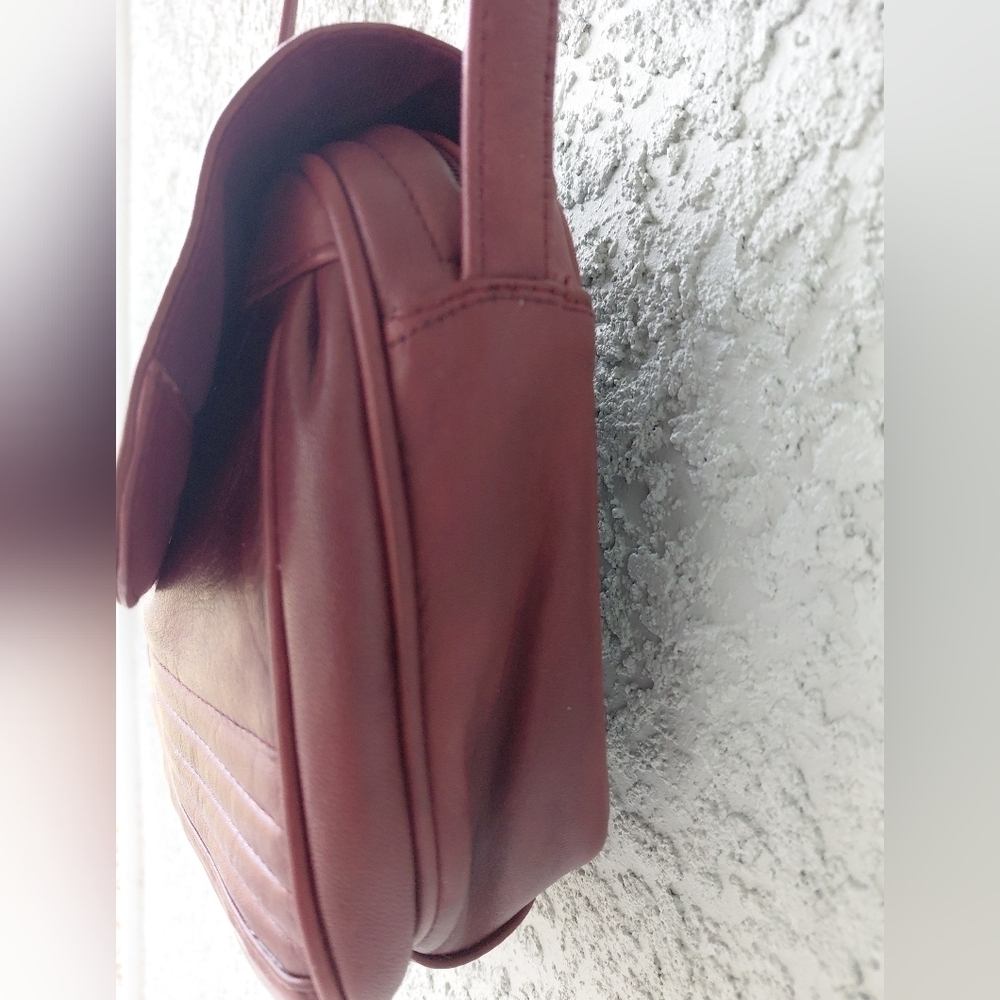 Vintage Etienne Aigner Elegant Burgundy Shoulder Bag - Picture 4 of 9